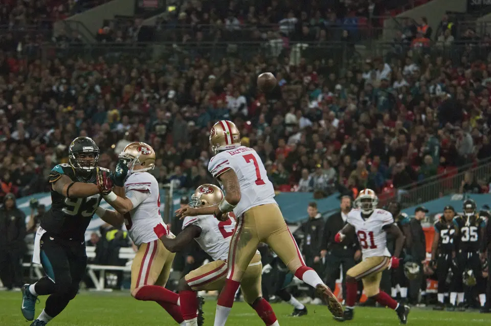 Colin Kaepernick throwing to Anquan Boldin in an NFL game at Wembley Stadium